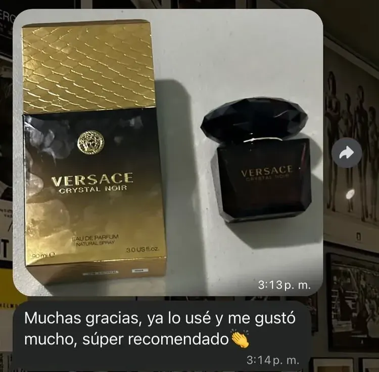 Mensaje de WhatsApp de un cliente satisfecho con su perfume Versace Crystal Noir